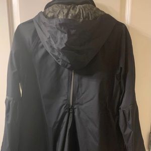 VGUC Lululemon Fo Drizzle jacket, black with Camo Interior, Size 10.